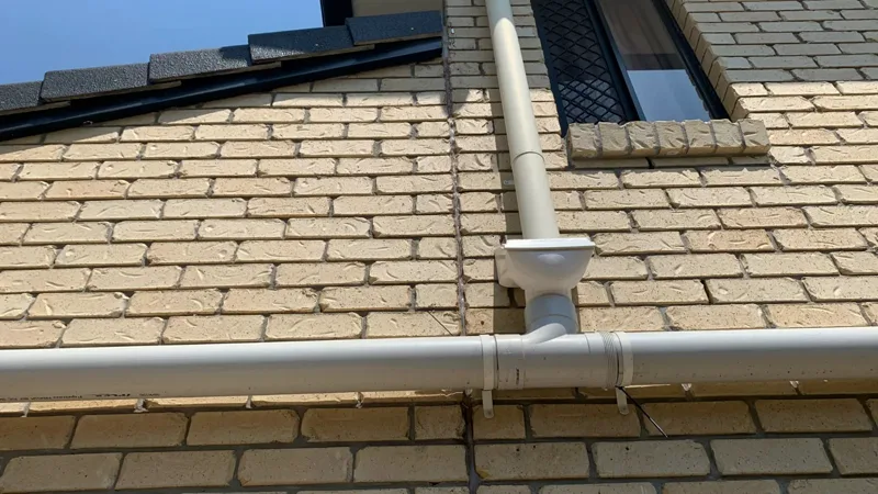 The same brick joint between the house and the extension closed up after GeoPoly™ lifted the extension back to level