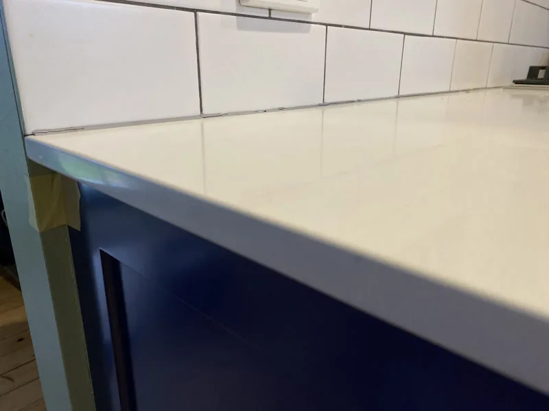 Kitchen worktop flush against backsplash — gap closed