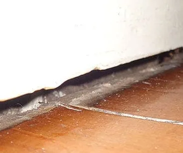 Gap between wall and floor caused by foundation sinking