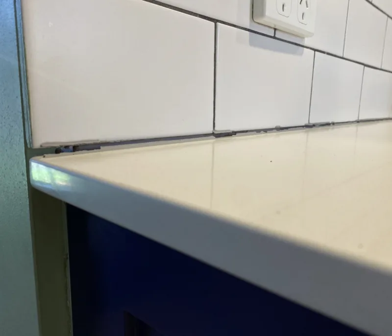 Gap between kitchen benchtop and splashback caused by concrete floor slab movement