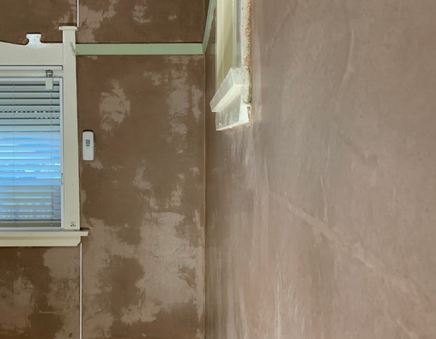 Small room shows wall subsidence signs requiring foundation repair and GeoPoly intervention.